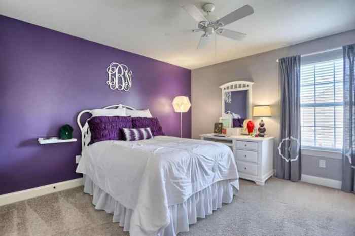 How to decorate a room with purple walls